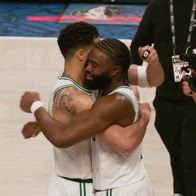 NBA Finals, l'abbraccio tra Tatum e Brown dopo gara-3