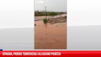 Spagna, un torrente d'acqua inonda le strade