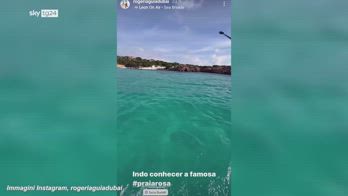 Influencer sbarca sulla spiaggia Rosa a Budelli: multata