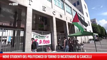 Torino, studenti pro Palestina si incatenano al Politecnico