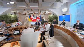 ERROR! G7 Puglia, Zelensky seduto al tavolo dei capi di governo