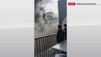 Malesia, edificio in fiamme ripreso da un testimone