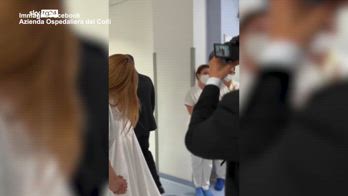 Video virale, a Napoli gli sposi in ospedale dal papà malato di Sla