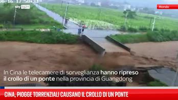 La Cina colpita dalle piogge, crolla un ponte per l'inondazione