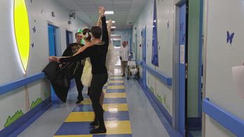 Roberto Bolle balla per i bambini dell'ospedale Buzzi