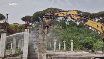 Roma, inizia la demolizione dell'ecomostro a Colli dâOro