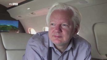 Assange atterra in Thailandia