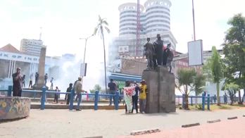 ERROR! Proteste kenya, in fiamme Parlamento dopo via liera legge