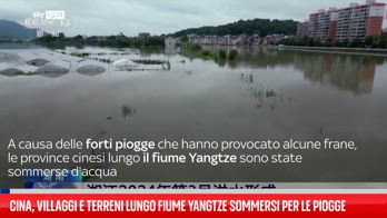 Cina, villaggi e terreni agricoli sommersi da piogge lungo fiume Yangtze