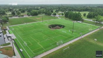 Illinois, una voragine si apre in un campo da calcio