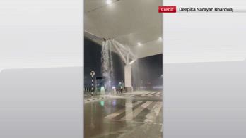 India, perdita d'acqua dal tetto all'aeroporto di Delhi