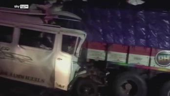 India, almeno 13 morti in un incidente tra mini bus e camio