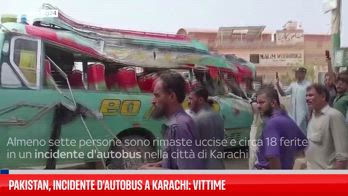 Pakistan, almeno sette morti in un incidente d'autobus a Karachi