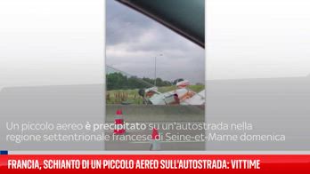 Francia, schianto di un piccolo aereo sull'autostrada: vittime