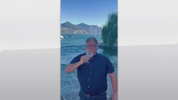 Garda, sindaco Brenzone beve un bicchiere di acqua del lago