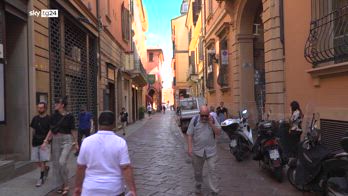 Bologna, violentata da tre giovani si getta da 6 metri