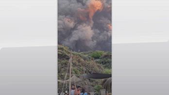 Stromboli, lâeruzione del vulcano vista dalla spiaggia