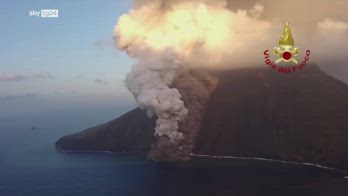 Stromboli, vigili del fuoco sorvolano il vulcano