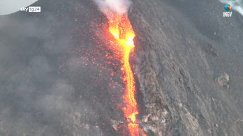 Stromboli, allerta rossa per l'eruzione del vulcano