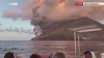 Stromboli, turisti in barca riprendono la colonna di fumo