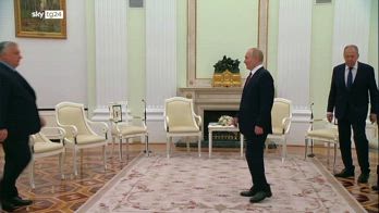 Orban a Mosca incontra Putin. Critiche della UE