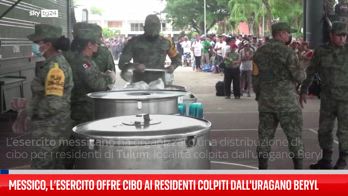 Messico, esercito offre cibo ai residenti colpiti da Beryl