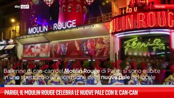 Parigi, il Moulin Rouge accende le sue nuove pale