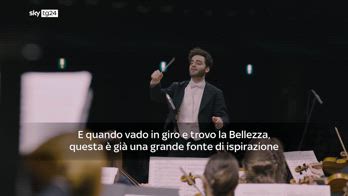 L'Orchestra Sinfonica di Milano e il suo direttore Tjeknavorian