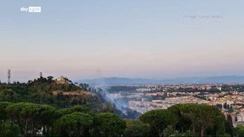 Roma, Canader in volo per il maxi incendio a Monte Mario