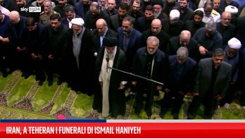 Teheran, il leader supremo Khamenei celebra i funerali di Haniyeh