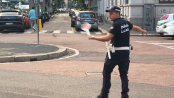 Incidenti a Milano, furgoncino investe quattro persone al semaforo, un morto