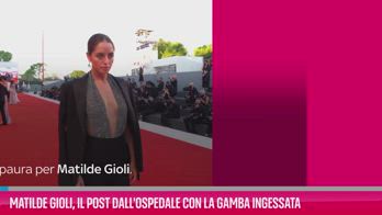 VIDEO Matilde Gioli, all'ospedale con la gamba ingessata