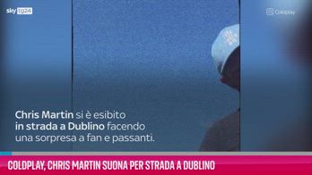 VIDEO Coldplay, Chris Martin suona per strada a Dublino