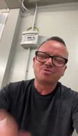 Gigi D'Alessio fa gli auguri a un addio al celibato