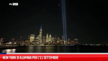 Due fasci di luce blu illuminano New York per l'anniversario dell'11 settembre