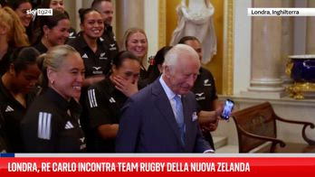 Re Carlo riceve un abbraccio di gruppo dalla squadra femminile di rugby della Nuova Zelanda