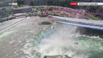 Le Red Arrows sorvolano le cascate del Niagara