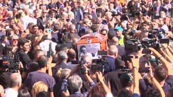 Funerale Schillaci, applausi e cori all’arrivo della bara