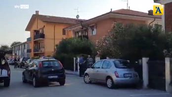 Dramma familiare, madre spara al figlio e si toglie la vita