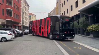 Milan, arrivo delle squadra in ritiro per il derby