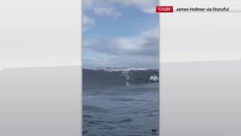 Tasmania, surfista travolto da onda gigantesca