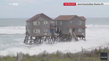 North Carolina, casa vacanze crolla in mare