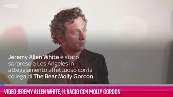 VIDEO Jeremy Allen White, il bacio con Molly Gordon