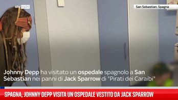 Johnny Depp in un ospedale spagnolo vestito da Jack Sparrow