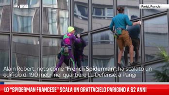 Lo “spiderman francese” scala un grattacielo parigino a 62 anni