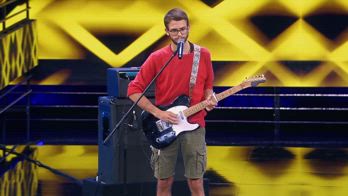 X Factor Massimo combatte per una sedia con la sua chitarra