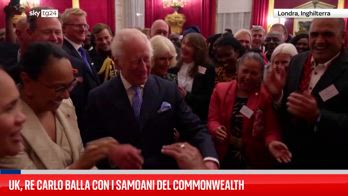 Uk, Re Carlo balla la danza samoana al ricevimento del Commonwealth