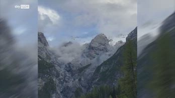 Ortles, crollo di massi sul fianco della montagna