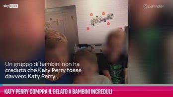 VIDEO Katy Perry compra il gelato a bambini increduli