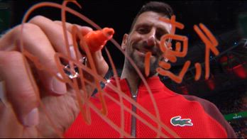 DJOKOVIC FIRMA IN CINESE